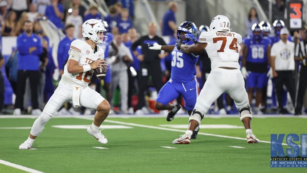 Kentucky LB Steven Soles chases after Texas QB Arch Manning - Dr. Michael Huang, Kentucky Sports Radio