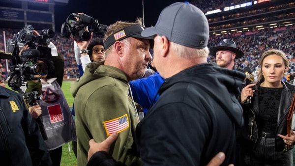 Auburn Tigers head coach Hugh Freeze and Kentucky Wildcats head coach Mark Stoops shake hands after Auburn Tigers take on Kentucky Wildcats at Jordan-Hare Stadium in Auburn, Ala. on Saturday, Nov. 1, 2025. Kentucky Wildcats defeated Auburn Tigers 10-3. © Jake Crandall/ Advertiser / USA TODAY NETWORK via Imagn Images