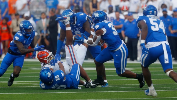 Kentucky s Trevin Wallace recovers the fumble against Florida Saturday afternoon. Sept. 30, 2023. (© Scott Utterback/Courier Journal / USA TODAY NETWORK)