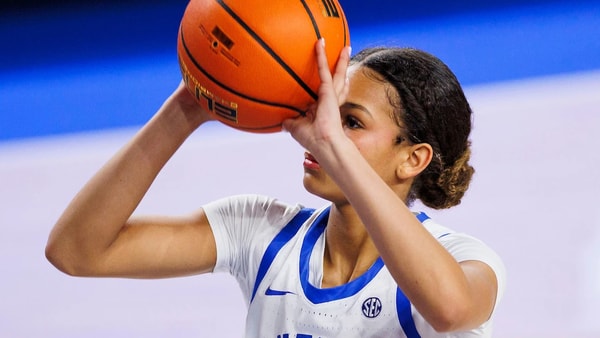 kentucky-obliterates-monmouth-behind-career-outing-from-lexi-blue