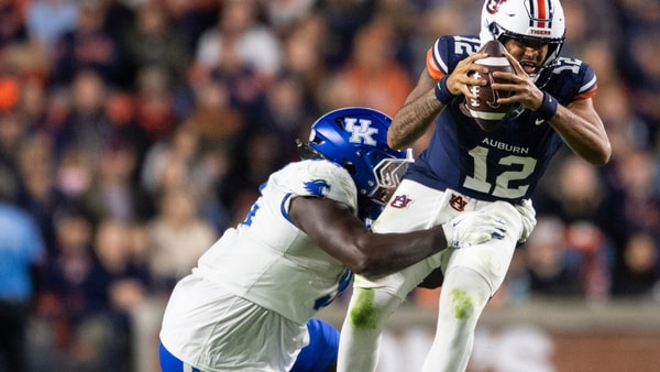 Kentucky defensive lineman Kahlil Saunders sacks Auburn QB Ashton Daniels, via Jake Crandall: Advertiser : USA TODAY NETWORK via Imagn Images