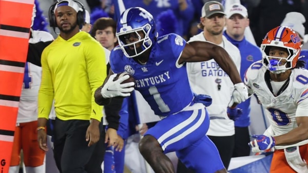 Kentucky WR Kendrick Law runs past a Florida defender at Kroger Field, Dr. Michael Huang, KSR