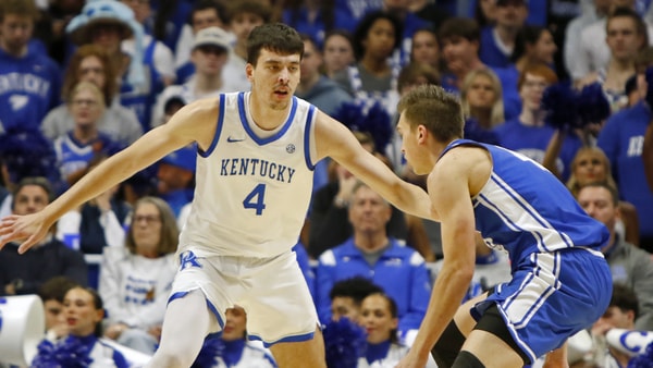Kentucky's Andrija Jelavic defended an Eastern Illinois player during the Wildcats' game against the Panthers on Nov. 14, 2025, at Rupp Arena. (Jeff Drummond/Cats Illustrated)