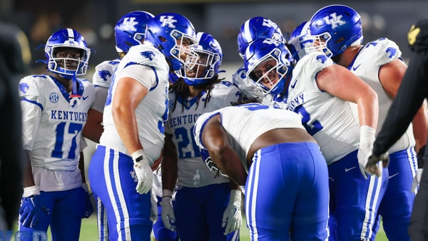 The Kentucky offense huddles vs Vanderbilt, via Mont Dawson, KSR