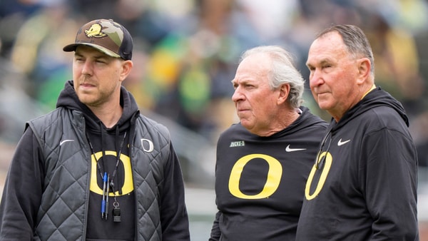 Oregon offensive coordinator Will Stein, left, former Oregon defensive coordinator Nick Aliotti and former Oregon coach Rich Brooks talk before the game as the Fighting Ducks face off against Mighty Oregon in the Oregon Ducks spring game on April 26, 2025, at Autzen Stadium in Eugene. (© Ben Lonergan/The Register-Guard / USA TODAY NETWORK via Imagn Images)
