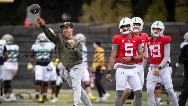 Oregon offensive coordinator and quarterbacks coach Will Stein throws during practice with the Oregon Ducks Saturday, April 6, 2024 at the Hatfield-Dowlin Complex in Eugene, Ore. (© Ben Lonergan/The Register-Guard / USA TODAY NETWORK)