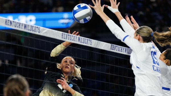 Kentucky sets up the block against Wofford's Chloe Smith in the first round of the NCAA Tournament
