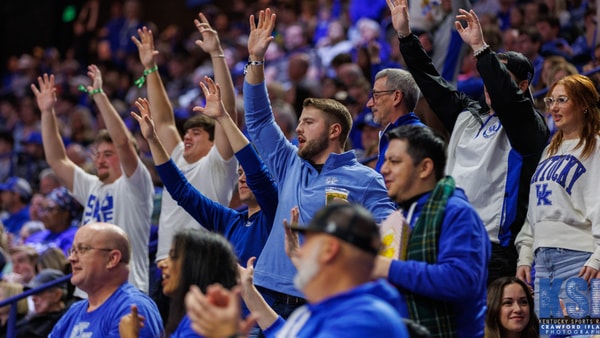 mark-pope-kentucky-team-gifted-fans-rupp-postgame-autograph-session