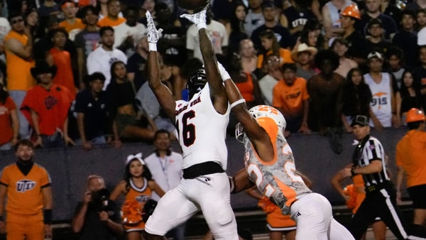 Southern Utah WR Shane Carr catches a pass against UTEP, via Omar Ornelas : El Paso Times : USA TODAY NETWORK