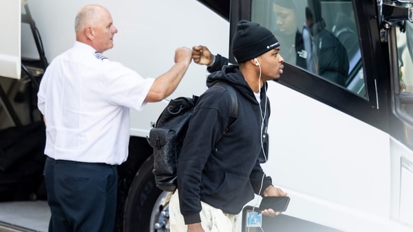 Otega Oweh arrives in Baton Rouge (Photo via UK Athletics)