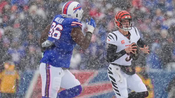 Former Cat Deone Walker stalks Joe Burrow in the Buffalo snow, via Sam Greene:The Enquirer : USA TODAY NETWORK via Imagn Images