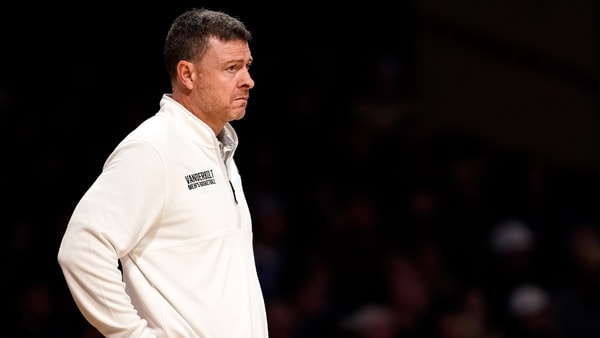 Vanderbilt coach Mark Byington watches his team face Kentucky during the first half at Memorial Gymnasium in Nashville, Tenn., Tuesday, Jan. 27, 2026. © ANDREW NELLES / THE TENNESSEAN / USA TODAY NETWORK via Imagn Images