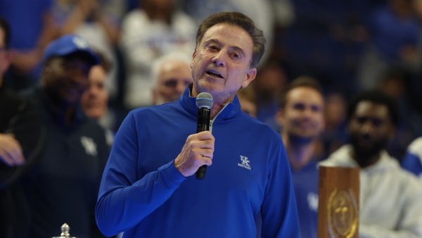 kentucky-fan-forgives-rick-pitino-for-1992-duke-loss-after-malachi-moreno-buzzer-beater-at-lsu