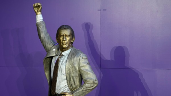 The new Pat Riley statue outside the home of the Los Angeles Lakers, via Kirby Lee-Imagn Images
