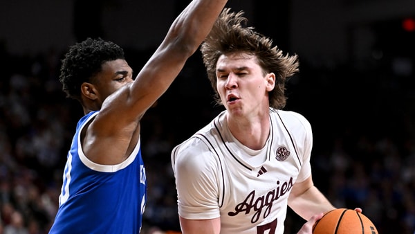 Mar 3, 2026; College Station, Texas, USA; Texas A&M Aggies forward Zach Clemence (7) drives as Kentucky Wildcats guard Otega Oweh (00) defends during the second half at Reed Arena. Mandatory Credit: Maria Lysaker-Imagn Images