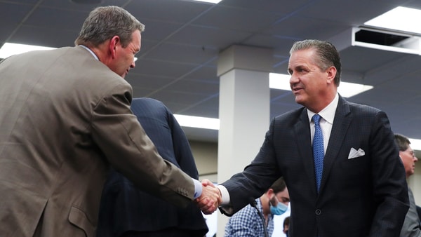 Kentucky athletic director Mitch Barnhart shakes John Calipari's hand, via Sam Upshaw Jr.:Courier Journal : USA TODAY NETWORK