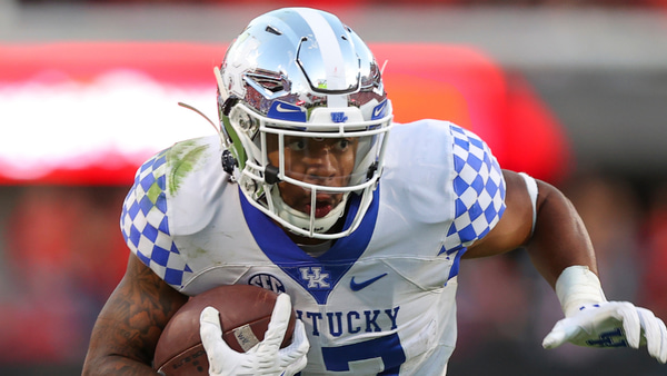 kentucky-fb-moves-up-12-ap-poll