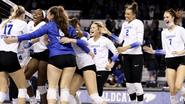 kentucky-volleyball-scrapes-by-arkansas-to-remain-undefeated-in-sec