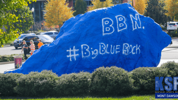 kentucky-football-heroes-paint-tennessee-the-rock-blue