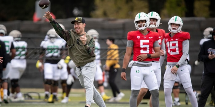 Oregon offensive coordinator and quarterbacks coach Will Stein throws during practice with the Oregon Ducks Saturday, April 6, 2024 at the Hatfield-Dowlin Complex in Eugene, Ore. © Ben Lonergan/The Register-Guard / USA TODAY NETWORK