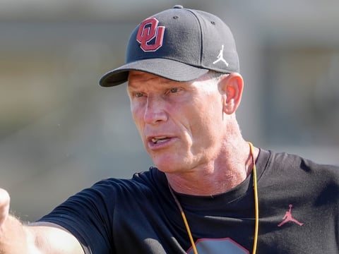 2026-08-11T174015Z_194741652_MT1USATODAY29559336_RTRMADP_3_OKLAHOMA-HEAD-COACH-BRENT-VENABLES-RUNS-DRILLS-DURING-AN-OU (1)