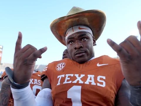 2025-11-03T182628Z_1776725273_MT1USATODAY27493193_RTRMADP_3_TEXAS-LONGHORNS-DEFENSIVE-END-COLIN-SIMMONS-1-CELEBRATES (1)