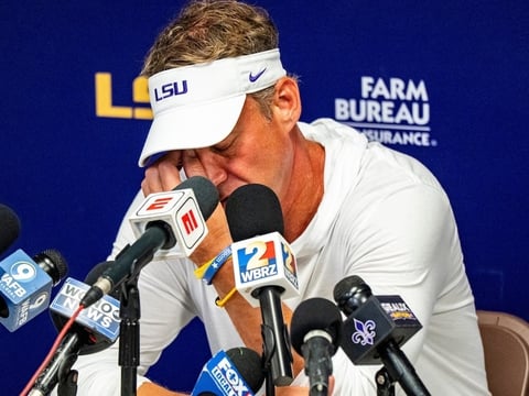2026-09-20T055355Z_628222869_MT1USATODAY29869963_RTRMADP_3_LSU-HEAD-COACH-LANE-KIFFIN-SCRATCHES-HIS-FACE-WHILE (1)