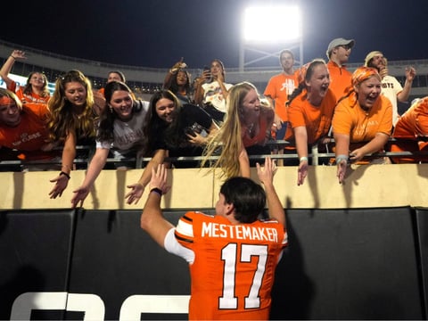 2026-09-20T025841Z_1912408288_MT1USATODAY29868187_RTRMADP_3_OKLAHOMA-STATE-S-DREW-MESTEMAKER-17-HIGH-FIVES-FANS (1)