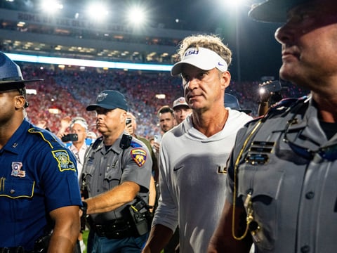 2026-09-20T042733Z_1095779135_MT1USATODAY29869543_RTRMADP_3_LSU-HEAD-COACH-LANE-KIFFIN-WALKS-OFF-THE-FIELD-AFTER-A (1)