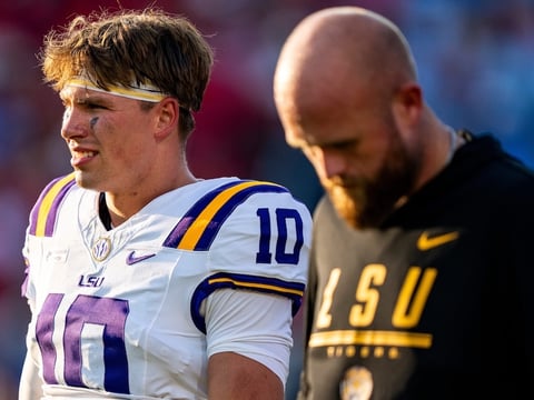 2026-09-20T074046Z_2083842888_MT1USATODAY29870115_RTRMADP_3_LSU-QUARTERBACK-SAM-LEAVITT-10-WALKS-ON-THE-FIELD-DURING (1)