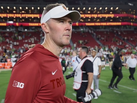 2026-09-27T042813Z_328110338_MT1USATODAY29929895_RTRMADP_3_NCAA-FOOTBALL-OREGON-AT-SOUTHERN-CALIFORNIA (1)
