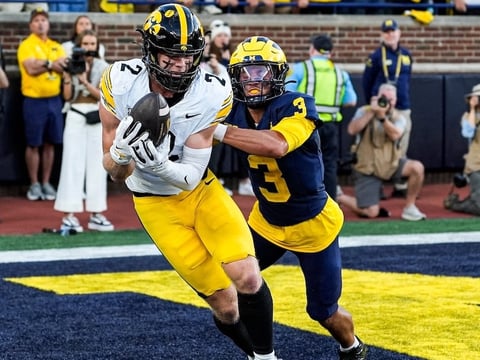 2026-09-26T233158Z_938046139_MT1USATODAY29925933_RTRMADP_3_IOWA-WIDE-RECEIVER-REECE-VANDER-ZEE-2-MAKES-A-CATCH-FOR-A (1)