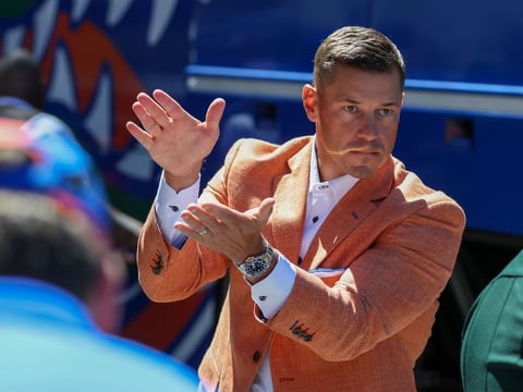 2026-09-26T183319Z_2090804528_MT1USATODAY29922453_RTRMADP_3_FLORIDA-HEAD-COACH-JON-SUMRALL-GETS-OFF-THE-BUSS-DURING (1)