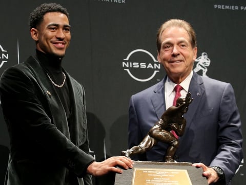 2021-12-12T032209Z_1653655296_MT1USATODAY17341972_RTRMADP_3_NCAA-FOOTBALL-HEISMAN-TROPHY-PRESENTATION (1)
