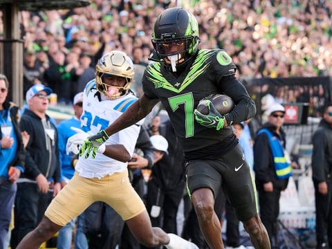 2026-10-11T162418Z_1590453846_MT1USATODAY30057575_RTRMADP_3_NCAA-FOOTBALL-UCLA-AT-OREGON (1)
