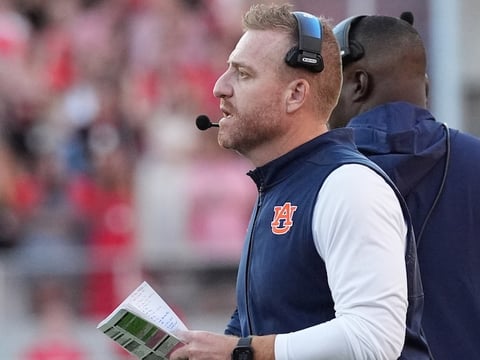 2026-10-17T232243Z_1547356613_MT1USATODAY30116184_RTRMADP_3_NCAA-FOOTBALL-AUBURN-AT-GEORGIA (1)