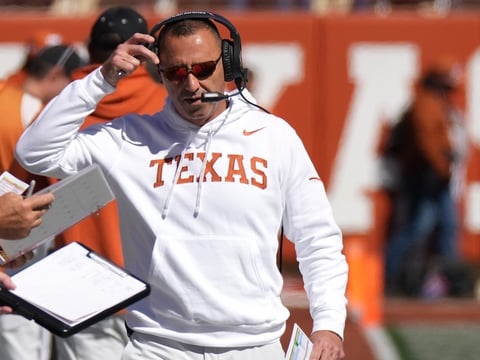 2026-10-19T182919Z_2097174098_MT1USATODAY30130795_RTRMADP_3_NCAA-FOOTBALL-FLORIDA-AT-TEXAS (1)