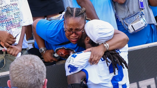 Kentucky ILB Sam Greene hugs his mom | Mont Dawson, Kentucky Sports Radio