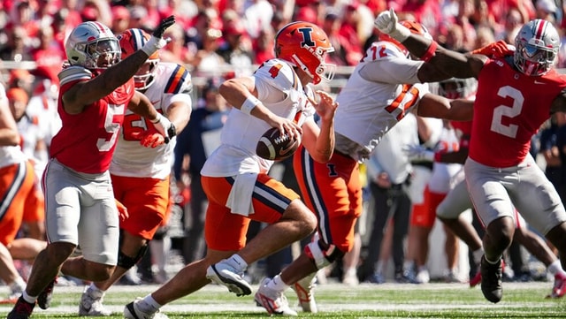 Illinois Fighting Illini quarterback Katin Houser (4) scrambles away from Ohio State Buckeyes linebacker Riley Pettijohn (5)