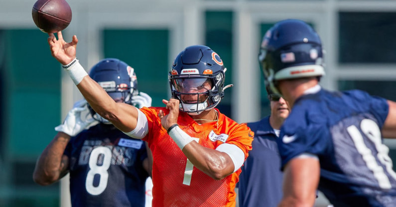 Bears OC lauds QB Justin Fields for taking leadership role - ESPN