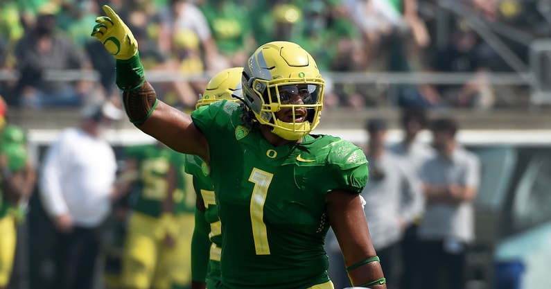 watch-noah-sewell-celebrates-with-mario-cristobal-after-oregon-stuns-ohio-state