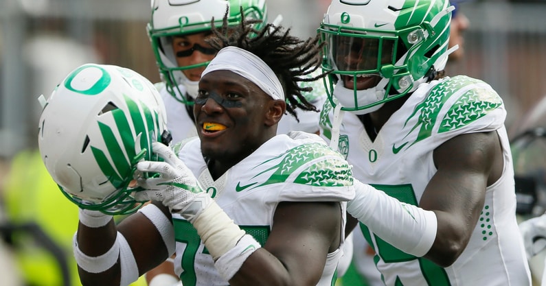 oregon-players-game-defense