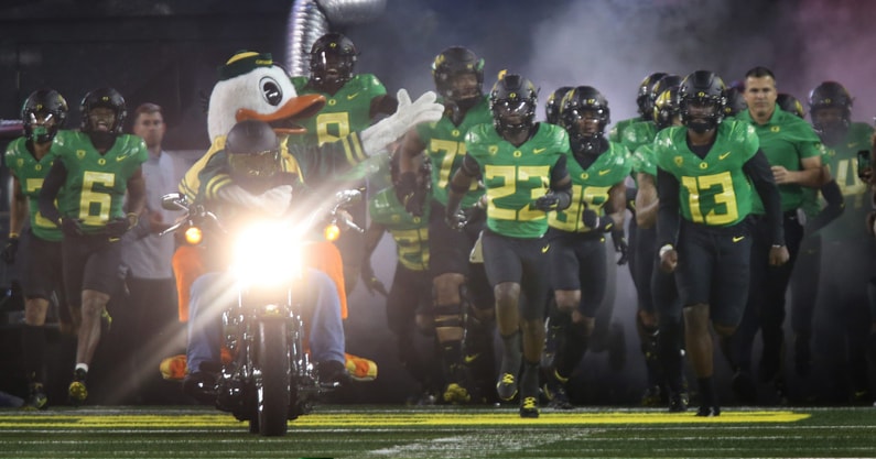 watch-oregon-ducks-releases-uniforms-ahead-of-stanford-cardinal-trip