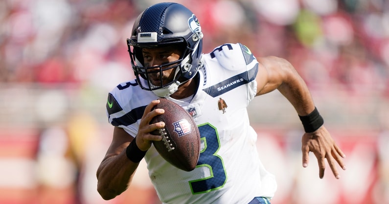 LOOK: Russell Wilson dislocates finger on throwing hand, stays in game