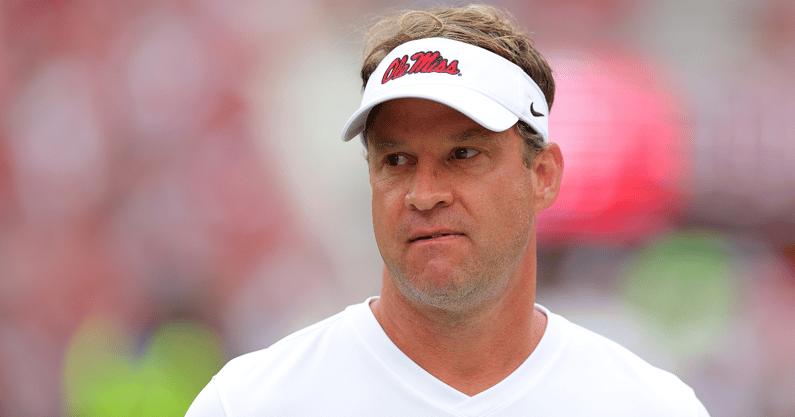 watch-golf-ball-hits-lane-kiffin-as-tennessee-fans-throw-trash-at-bench