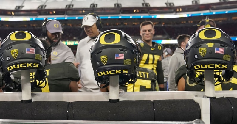 WATCH Oregon releases uniforms for rivalry game at Washington week 10