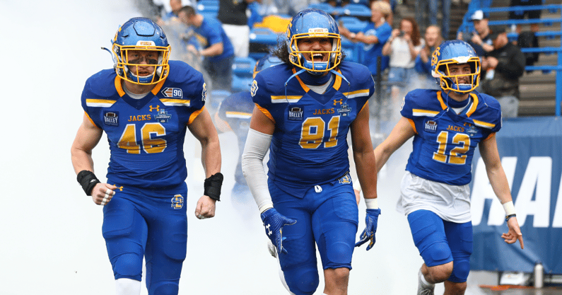 watch-moose-runs-loose-south-dakota-state-football-field-north-dakota-state