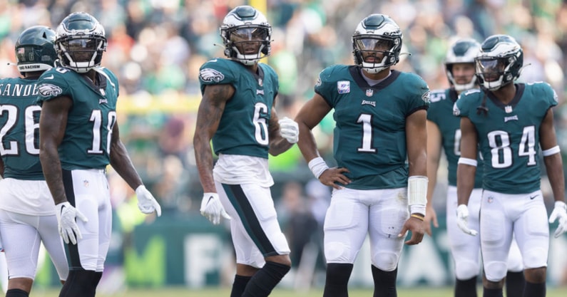 WATCH-Devonta-Smith-gives-medical-advice-Philadelphia-Eagles-teammateGreg-Ward-while-micd-up