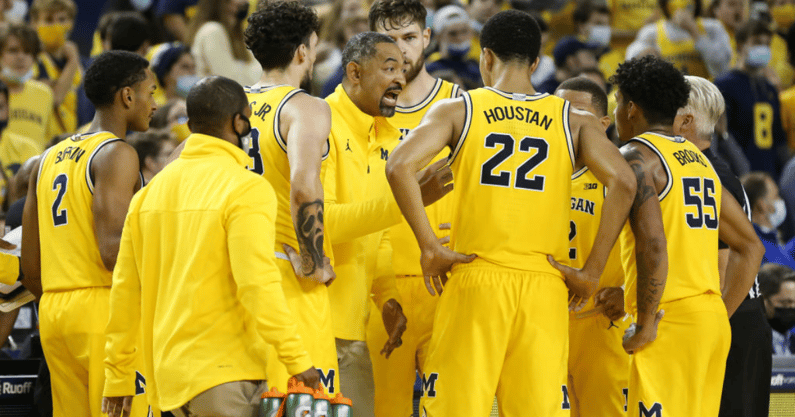 Michigan basketball huddle
