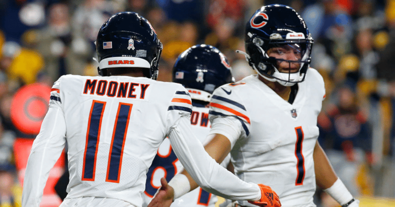 chicago-bears-teammate-darnell-mooney-gives-interesting-update-on-justin-fields-rib-injury